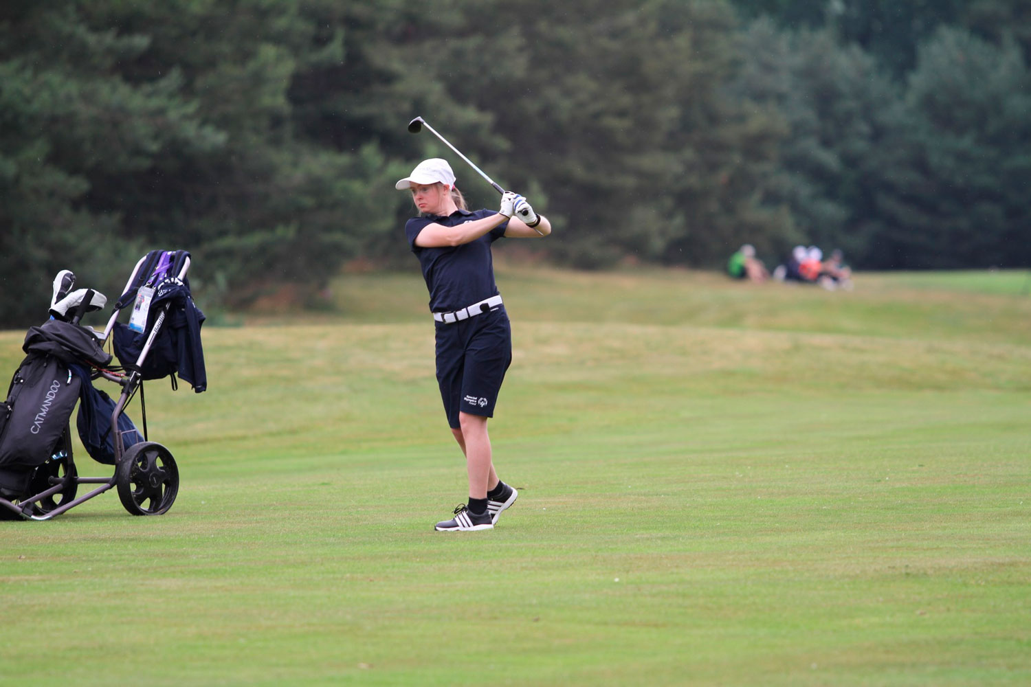 Wivan Atrila juuri golf-mailalla pallon lyöneenä maila yläasennossa.